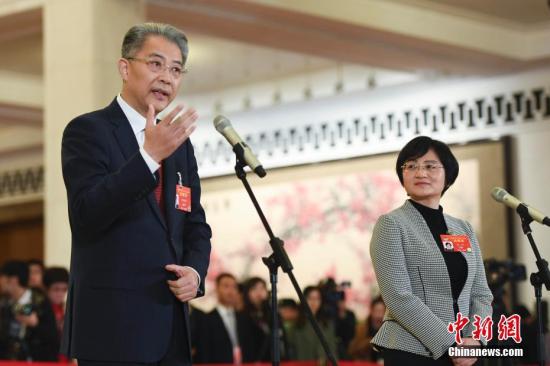 3月13日,全国政协十三届二次会议在北京人民大会堂举行闭幕会。图为全国政协委员梁琰(右)、李晓鹏(左)在“委员通道”接受采访。<a target='_blank' href='http://www.chinanews.com/'>中新社</a>记者 张娅子 摄