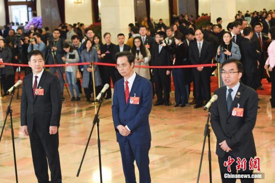 3月13日,全国政协十三届二次会议在北京人民大会堂举行闭幕会。图为全国政协委员陈卓禧(右)、梁华(中)、骆沙鸣(左)在“委员通道”接受采访。<a target='_blank' href='http://www.chinanews.com/'>中新社</a>记者 张娅子 摄