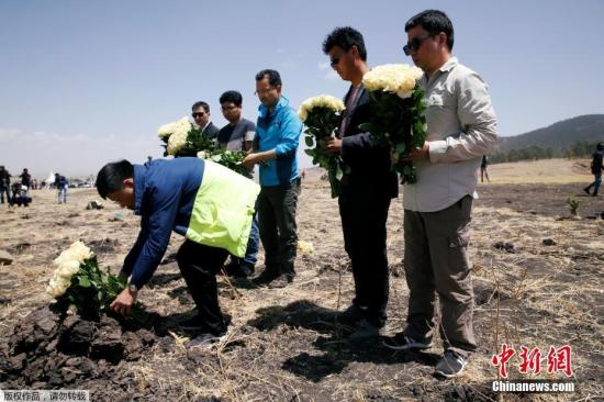 当地时间3月13日,埃塞俄比亚比绍夫图,埃塞俄比亚航空公司ET 302航班坠毁现场举办追思仪式,遇难者家属抵现场悼念。