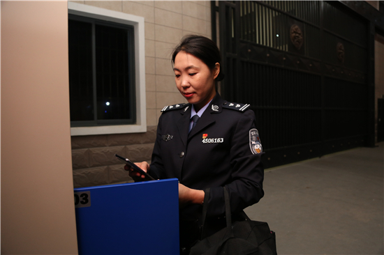 颜小芳 摄蒋春利组织服刑人员唱红歌. 颜小芳 摄蒋春利带