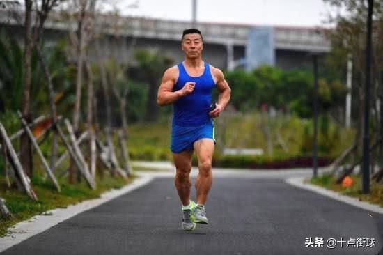 同是七旬老汉，武汉健身达人身材不输施瓦辛格！