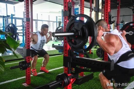 同是七旬老汉，武汉健身达人身材不输施瓦辛格！