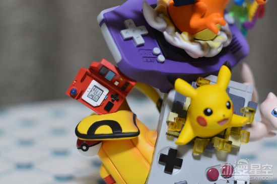 《精灵宝可梦》特制GBA手办 皮卡丘从游戏里蹦出来
