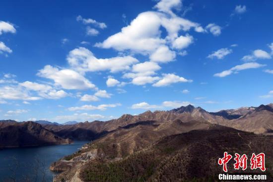 门头沟斋堂水库春日景美 空中现惊艳“锦鲤”彩云