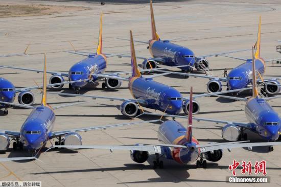 资料图:当地时间3月27日,美国西南航空公司的波音737 MAX系列飞机停放在号称“飞机坟场”的维克多维尔机场。