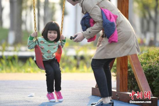 資料圖:市民戶外享受陽光。<a target='_blank' href='http://www.chinanews.com/'>中新社</a>記者 俞靖 攝