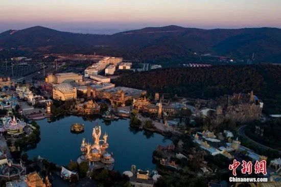 ����ͼΪ����̫������Ϸ�ȣ����صĽ��������޵�ɫ�ʣ�Ӫ���ͯ����ľ��� ͼԴ����������