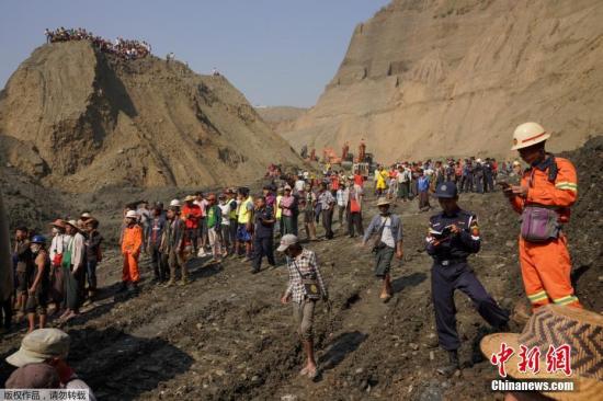 ����ʱ��22����11������ң����հ���������ִ����ɽ�廬�£������ʮ�˱���