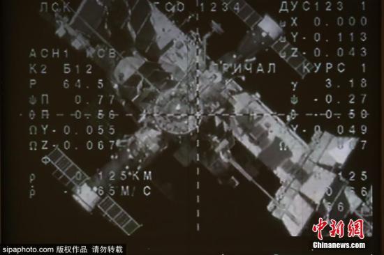 当地时间8月27日,俄罗斯航天集团控制室大屏幕播放着搭载类人机器人费奥多尔的联盟号MS-14飞船与国际空间站(ISS)重新对接的画面。图片来源:Sipaphoto 版权作品