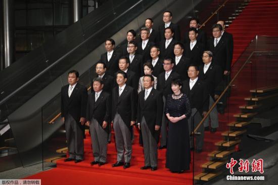 圖爲日本新內閣“全家福”。
