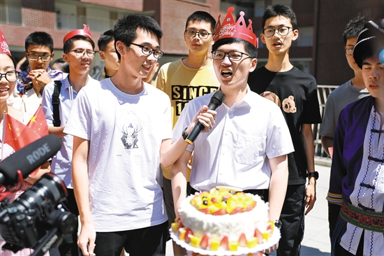  华南理工大学广州国际校区首次开门迎新，图为新生自发“和祖国一起过生日”