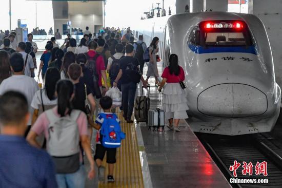 资料图：广州南站内旅客众多。中新社记者 陈骥旻 摄