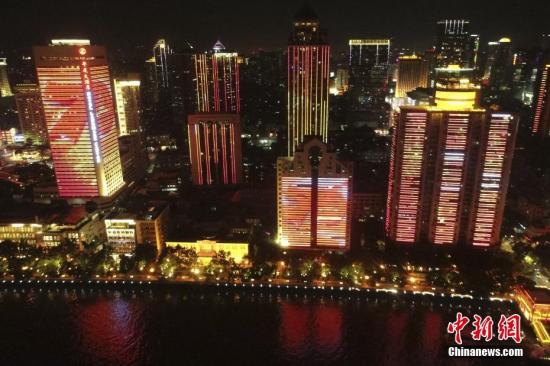 资料图片为:广州“迎国庆”主题灯光秀(无人机航拍)。中新社记者 陈骥旻 摄
