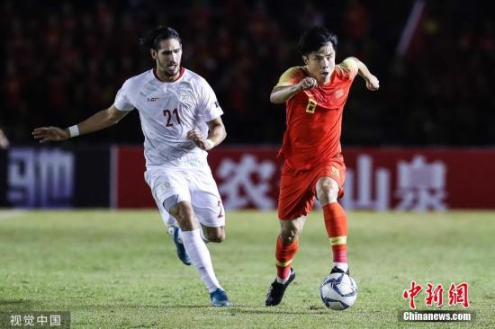 队长蒿俊闵（右）在本场比赛中制造多次威胁。 图片来源：视觉中国