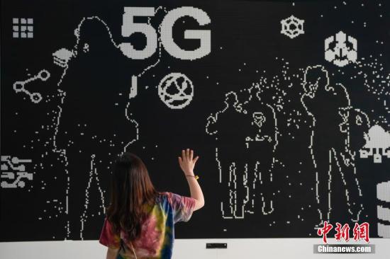 资料图:一名参观者在国家大数据(贵州)综合试验区展示中心参观。中新社记者 贺俊怡 摄