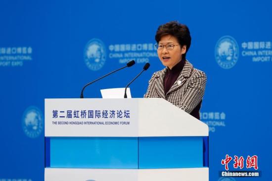 博众娱乐新骗局|巨型贵宾乖乖坐着被大家围观拍照,路人表示好像遇到一只假汪