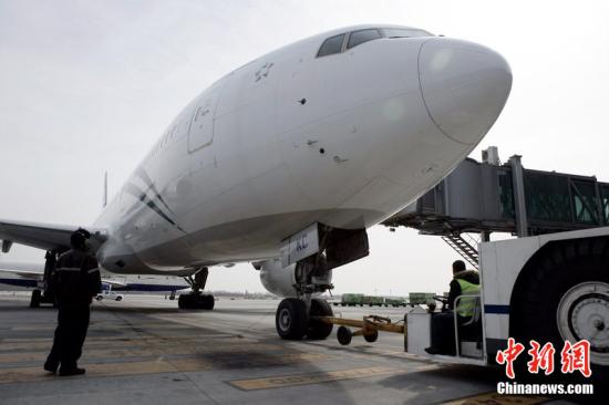  图为新西兰航空公司飞机做起飞前的准备。荆雷 摄 图片来源：CFP视觉中国