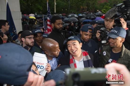 纽约支持者簇拥着美国华裔总统竞选人杨安泽。中新社记者 廖攀 摄