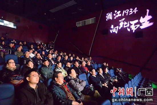 图为观众观看电影首映