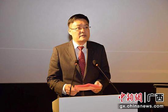 图为影片总策划、广西日报传媒集团董事长崔佐钧在首映式上致辞。