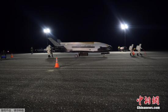 當地時間2019年10月27日凌晨,美國空軍的X-37B軌道測試飛行器五號機在升空780天后成功返回地球,並在美國肯尼迪航天中心降落。