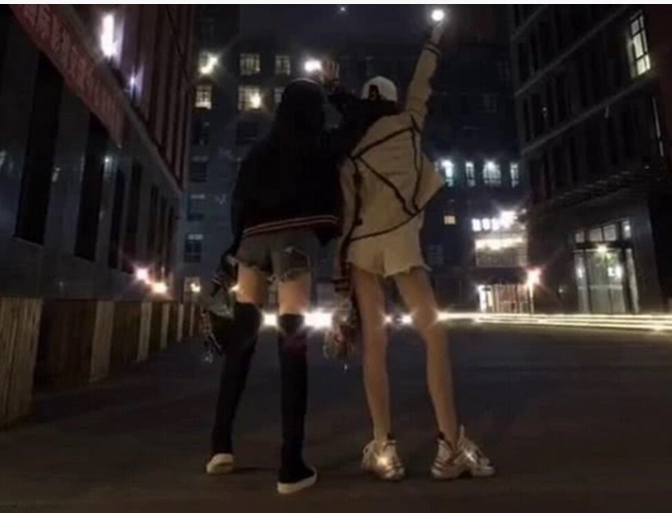 12岁李嫣晒和闺蜜合照坐姿豪迈,这打扮太成熟像多多!