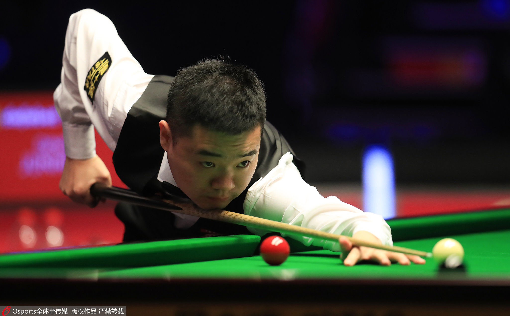 俊晖6比1横扫利索夫斯基,闯入斯诺克大师赛八