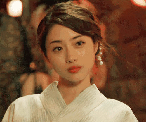 勤俭节约一直是传统美德，姑娘这衣服看起来缝缝补补还能穿三年