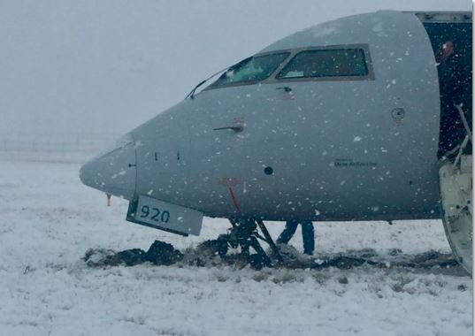 美鹰航空客机降落后冲出跑道陷入雪地里