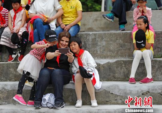 空客中国公司的志愿者与孩子们合影留念。 殷立勤 摄