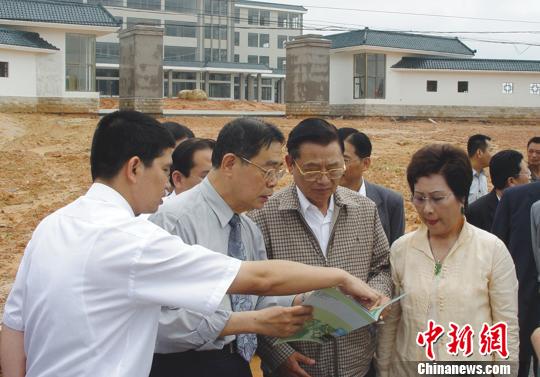 資料圖:江丙坤2006年蒞臨天福茶學院工地指導。
