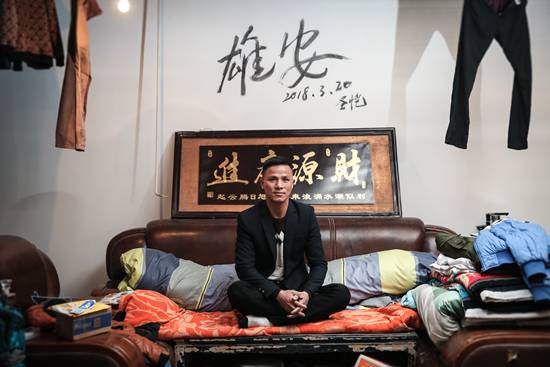 　3月20日，容城县，来自江西的谭圣恺在地下出租屋内。他去年来到雄安，摆过地摊、卖过菜。