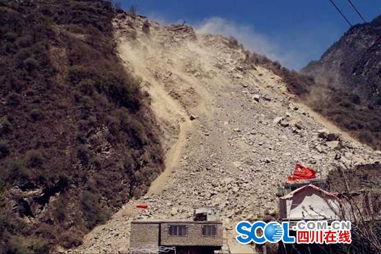 汶川突发大规模山体滑坡 沙石铺160米415人大撤离