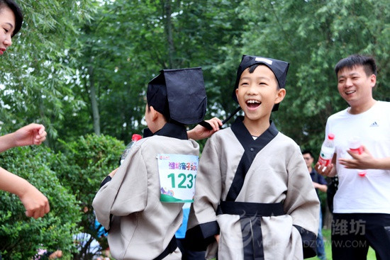 潍坊亲子马拉松火热开跑 卡通造型引众人童年