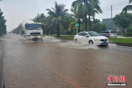 台风“贝碧嘉”致海口多路段积水。 吴天军 摄 台风“温比亚”将登陆华东 “贝碧嘉”再次加强