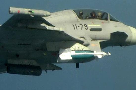 资料图片：西班牙空军“台风”战机投放激光制导炸弹。（图片来源于网络）