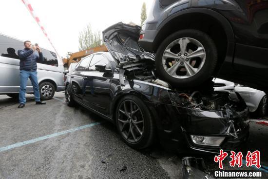 乌克兰发生交通事故 约17辆车连环相撞