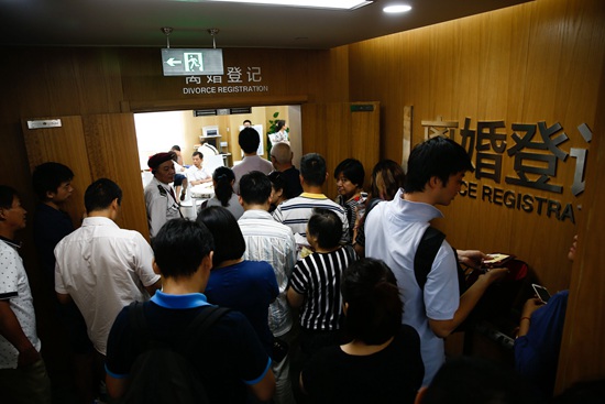 上海徐汇区民政局,离婚登记处人满为患。视觉中国供图