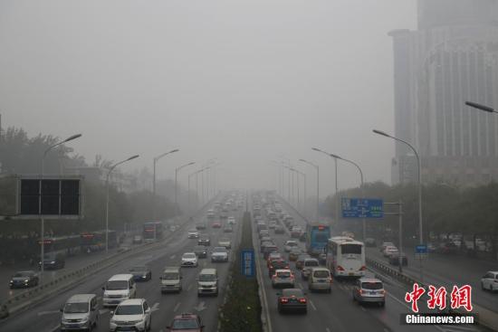 資料圖爲遠眺霧霾籠罩下的北京CBD地區。<a target='_blank' href='http://www.chinanews.com/'>中新社</a>記者 李慧思 攝