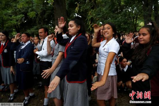 资料图:一些学生用毛利人传统战舞“哈卡舞”(Haka)向遇难者致敬。
