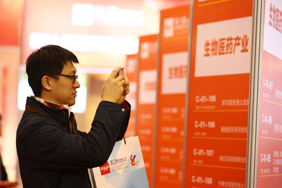 江苏南京，第八届留学人员南京国际交流与合作大会海内外博士项目洽谈会开幕。参会的博士后用手机扫描二维码获取项目详情。视觉中国 资料图