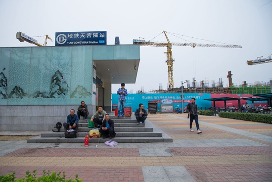 2014年9月28日,北京地铁4号线天宫院站,南来北往的异乡客。本版图片均由视觉中国供图
