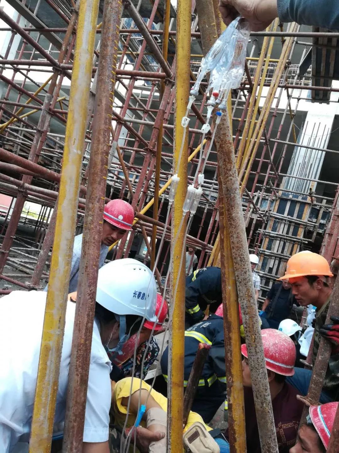 揪心!长春一工地男子从6米高处坠落,钢管穿透