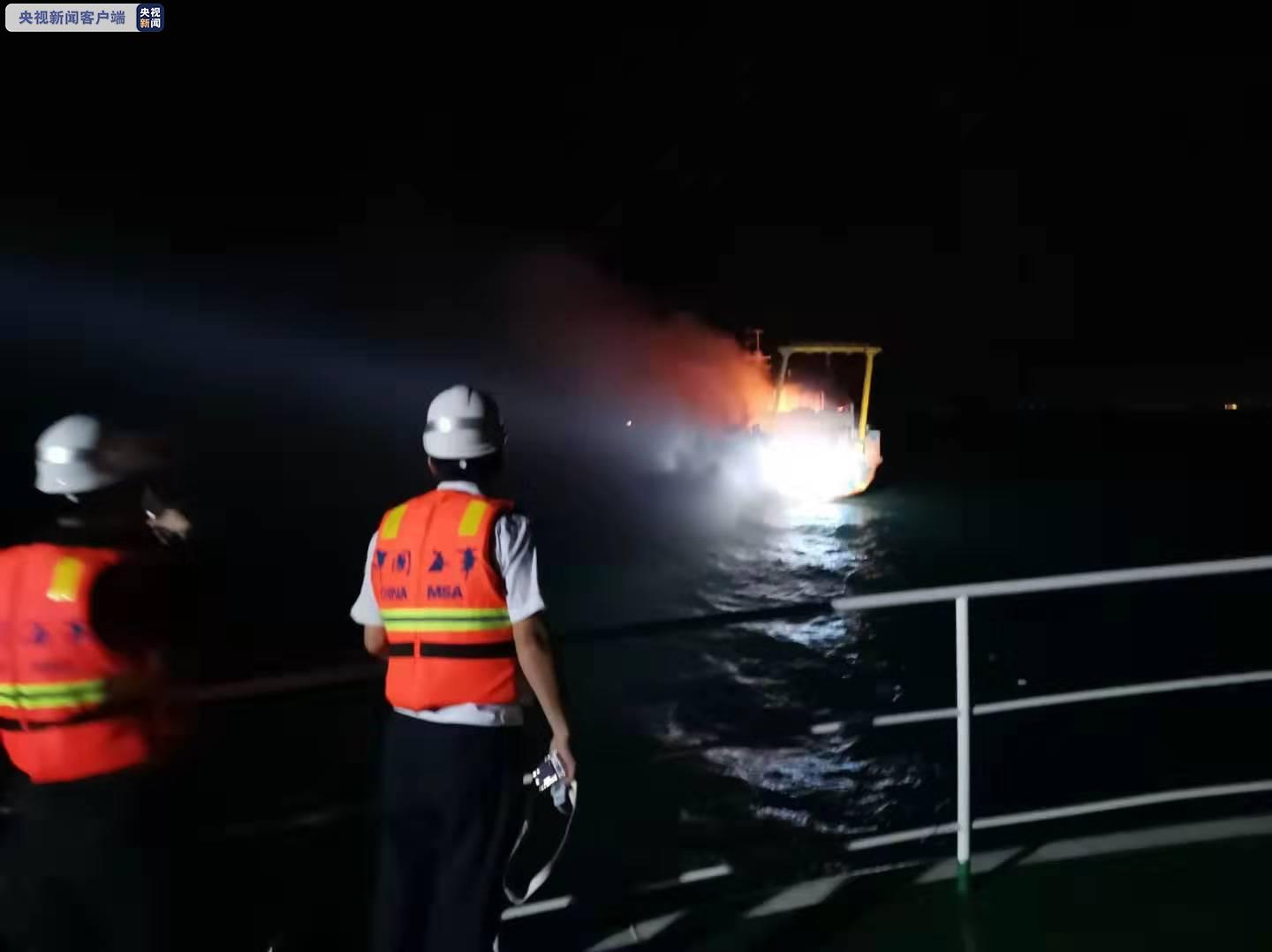 琼州海峡一渔船失火 两名船员获救