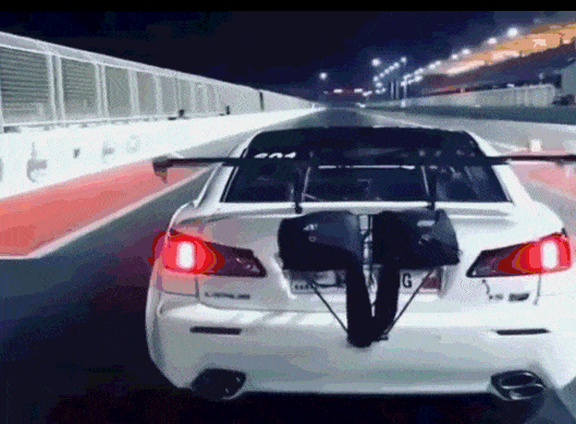 惊心动魄三十秒:尾排喷火超跑秒变废铁