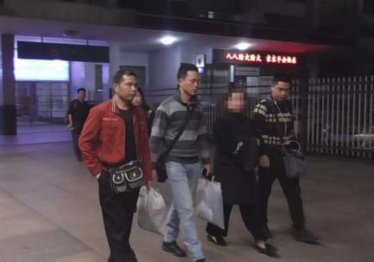 民警将刘某押回桂林