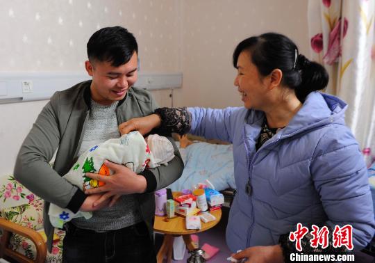 医院推陪伴分娩受“90后”青睐 爸爸可动手剪脐带