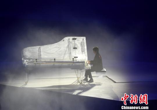图为钢琴家郎朗在开幕式上演奏 侯宇 摄