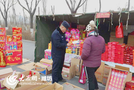 潍坊经济警方对辖区烟花爆竹销售摊点进行安全