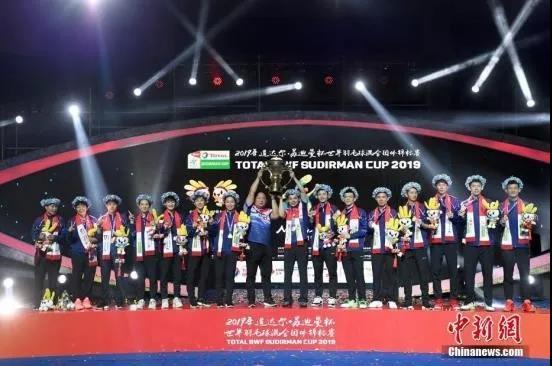  5月26日，中国队3：0完胜强敌日本，第11次捧起象征着世界羽坛最强战队的苏迪曼杯。图为颁奖仪式。中新社记者 俞靖 摄
